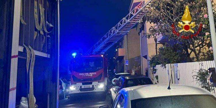 Terrore a Maracalagonis, casa in fiamme: evacuate tre persone e un intossicato