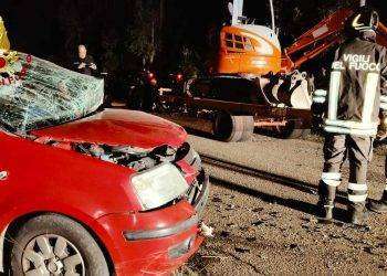 Paura a Galtellì, scontro frontale tra auto e trattore: due feriti gravi