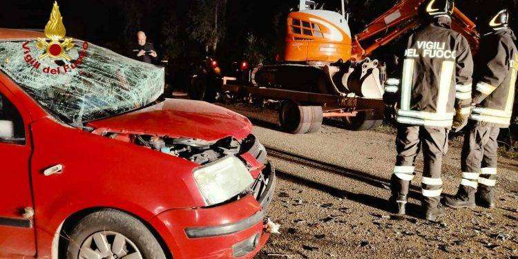 Paura a Galtellì, scontro frontale tra auto e trattore: due feriti gravi