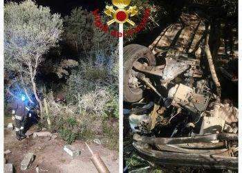 Gallura, con l’auto finiscono fuori strada e si ribaltano: due feriti