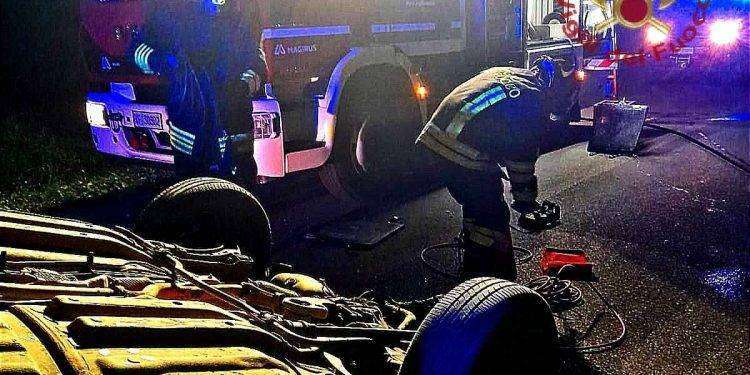 Pauroso incidente a Suelli, perde il controllo del mezzo: i Vigili del fuoco lo estraggono dalle lamiere in gravissime condizioni