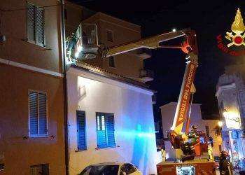 Violento vento sferza la Gallura: alberi caduti e tetti danneggiati