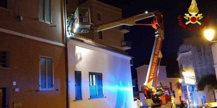 Violento vento sferza la Gallura: alberi caduti e tetti danneggiati