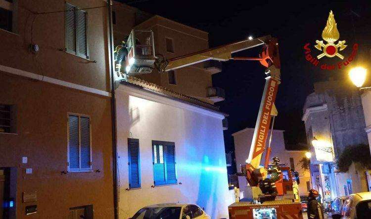 Violento vento sferza la Gallura: alberi caduti e tetti danneggiati