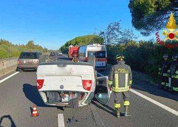 Auto si ribalta sulla 131: un ferito e traffico in tilt
