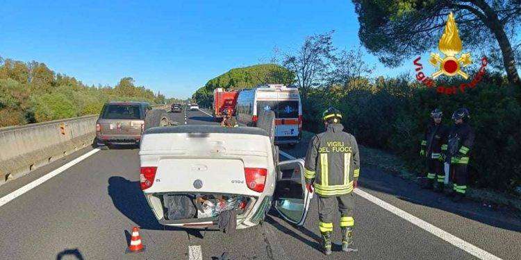 Auto si ribalta sulla 131: un ferito e traffico in tilt