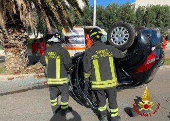 Alghero, scontro tra due auto: i Vigili del Fuoco estraggono conducente dalle lamiere