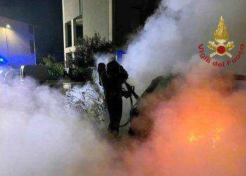 Auto in fiamme nella notte ad Assemini