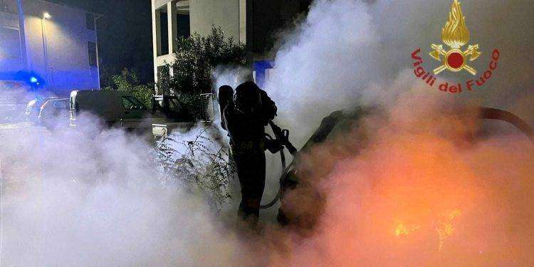 Auto in fiamme nella notte ad Assemini