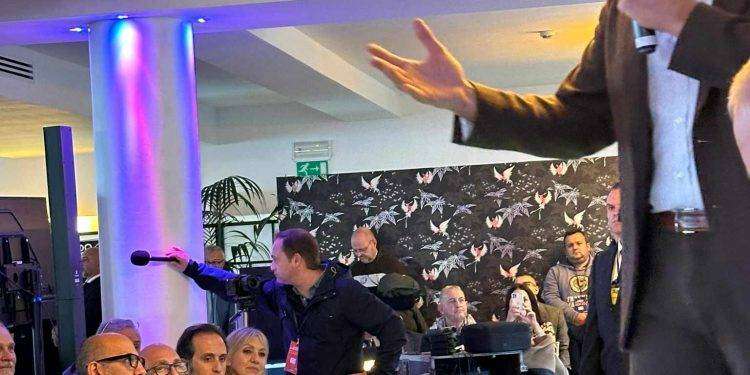 Vannacci lancia il movimento politico: Salvini fischiato per le sue posizioni fino israele