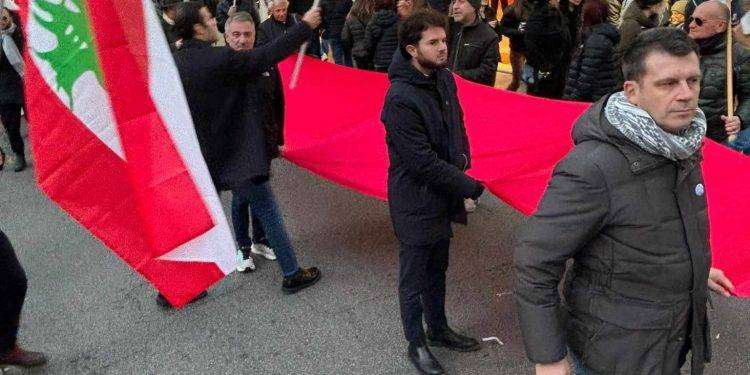 Alemanno: “Un drappo rosso per ricordare il sangue dei bambini uccisi e il pericolo di una guerra globale”