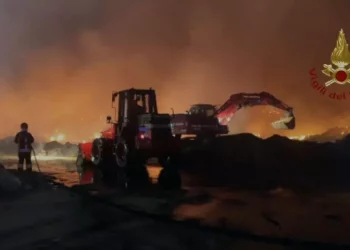 Attentato incendiario a Sassari, a fuoco un escavatore