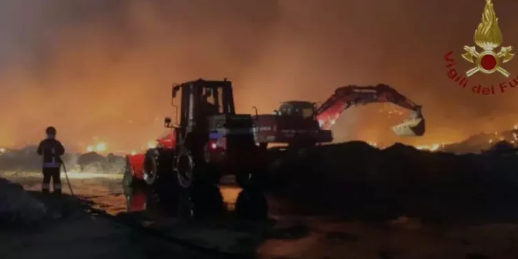 Attentato incendiario a Sassari, a fuoco un escavatore