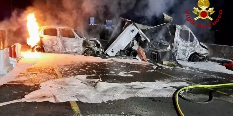 Banda armata svaligia una sede Dhl, a fuoco camion rubati