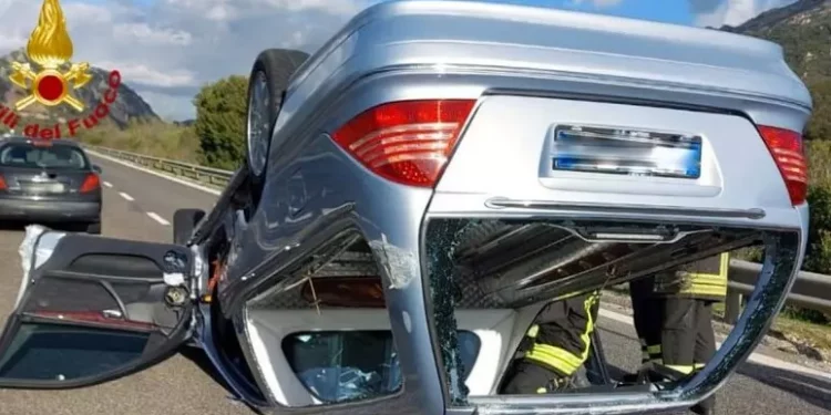 Carro funebre con la salma si ribalta sulla 131 a Siniscola
