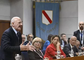 In Campania passa la legge che porta De Luca alla terza candidatura