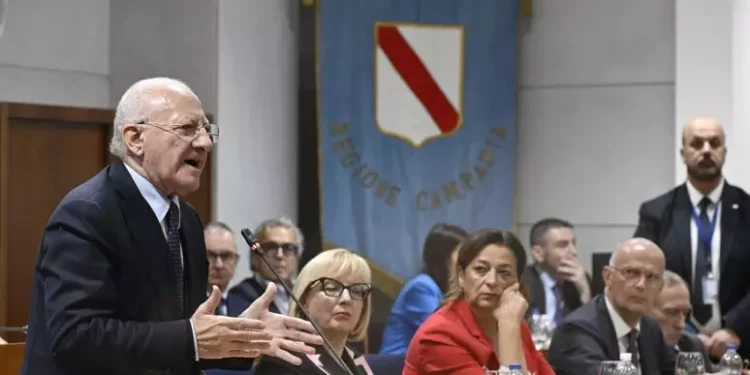 In Campania passa la legge che porta De Luca alla terza candidatura