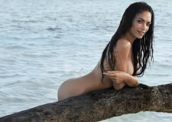 Il calendario Pirelli torna al nudo, inno alla diversità