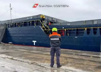 Gravi carenze sugli impianti a bordo, nave bloccata a Oristano