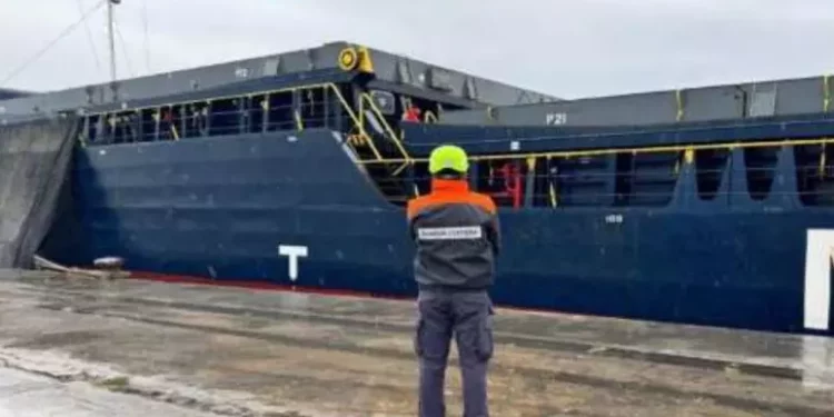 Gravi carenze sugli impianti a bordo, nave bloccata a Oristano