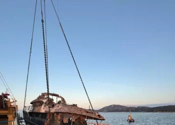 Il relitto dello yacht Atina riemerge dal mare a Olbia