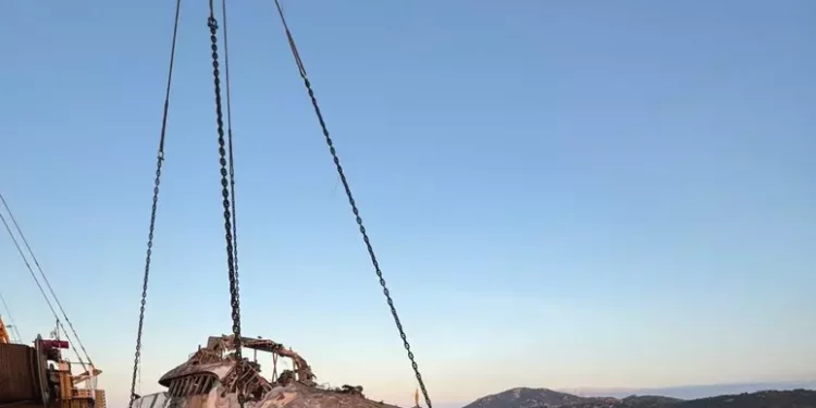 Il relitto dello yacht Atina riemerge dal mare a Olbia