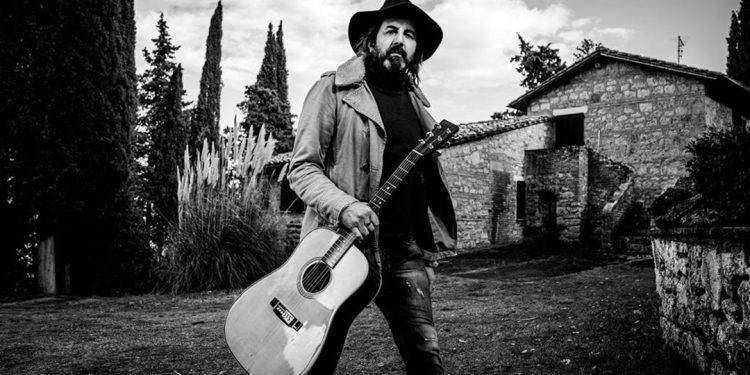 Dopo l’addio al rock, Omar Pedrini torna con “Quando siamo felici facciamoci caso”