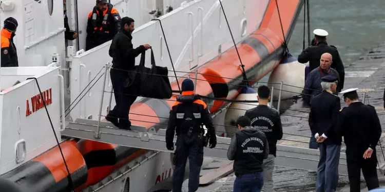 Operatori del centro migranti in Albania rientrano in Italia