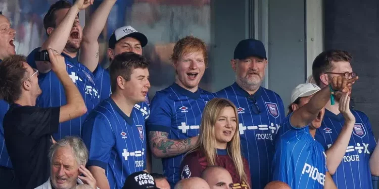 Popstar Ed Sheeran ha aiutato Ipswich ad acquistare un giocatore