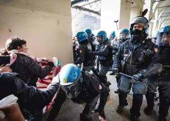 Scontri tra forze dell’ordine e antagonisti a Torino