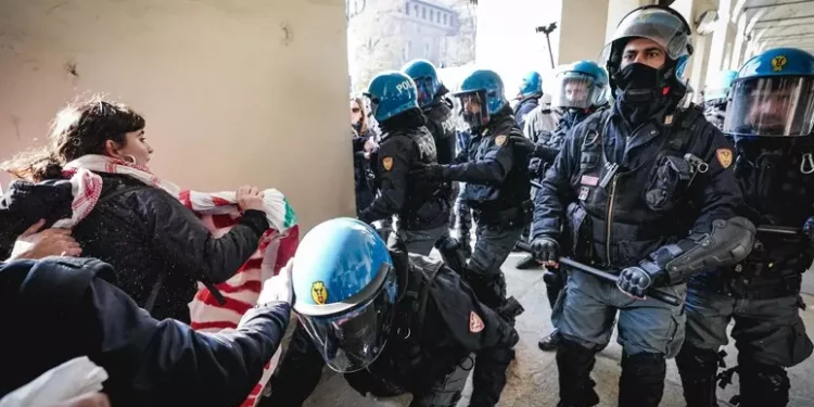 Scontri tra forze dell’ordine e antagonisti a Torino