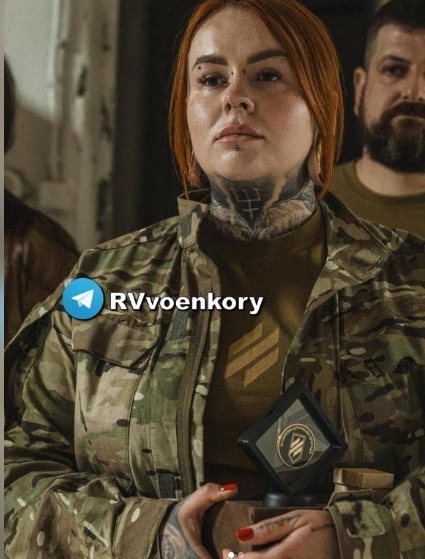 Il selfie di Zelensky con “Valkirya”, una neonazista dell’Azov uccisa dai russi