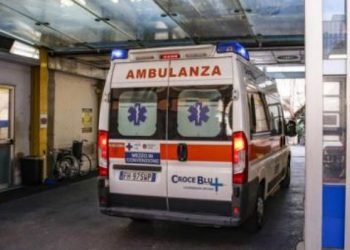 Ragazzino accoltellato nel cortile da una compagna di scuola dodicenne