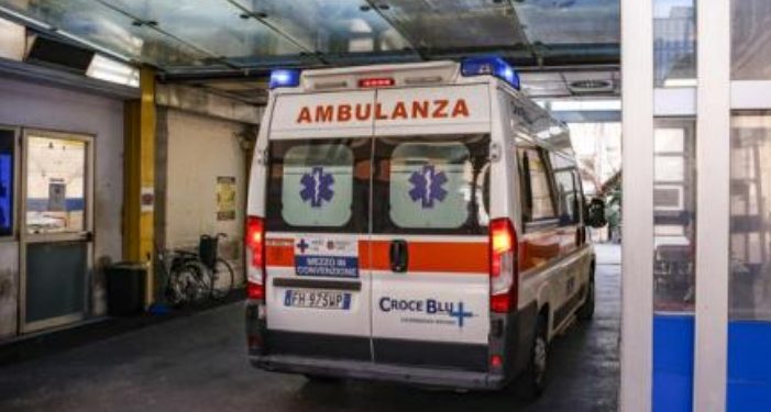Ragazzino accoltellato nel cortile da una compagna di scuola dodicenne