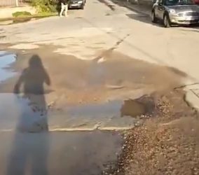 Maxi perdita d’acqua in via Venturi a Cagliari