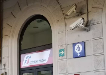 Ragazzo aggredisce capotreno e gli fa saltare due denti