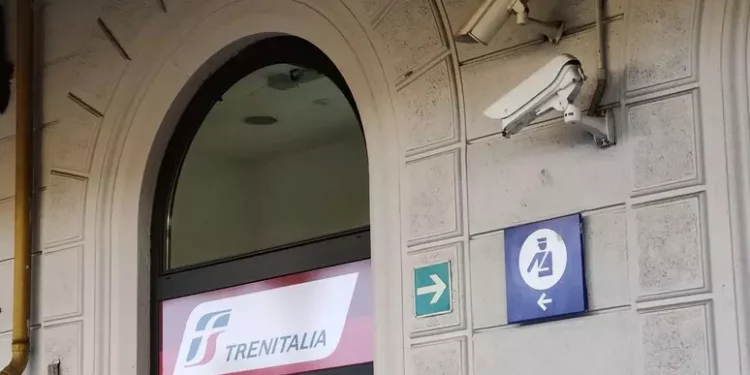 Ragazzo aggredisce capotreno e gli fa saltare due denti