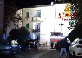 Paura a Tempio, cede il tetto di una palazzina: evacuate tre famiglie