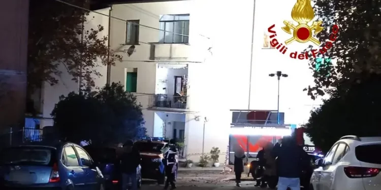 Paura a Tempio, cede il tetto di una palazzina: evacuate tre famiglie