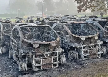 Auto elettriche targate Eni bruciate ad Assago: arriva la rivendicazione anarchica