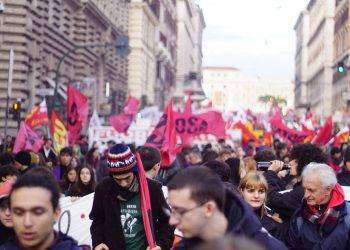 Sciopero della scuola domani venerdì 15 novembre, lezioni a rischio in tutta Italia per il NoMeloniDay