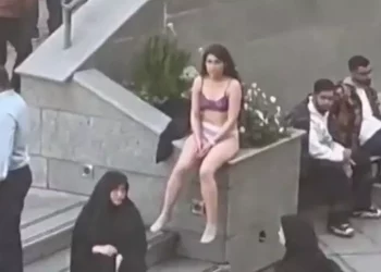 Iran, smentite le balle della stampa italiana: nessuna accusa a studentessa che si spogliò per protesta