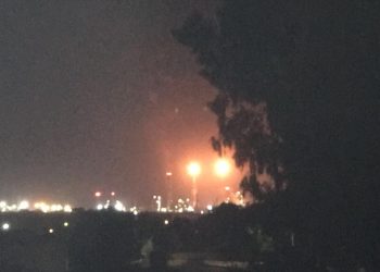 Fiamme alte e fumi neri da ciminiere della Saras