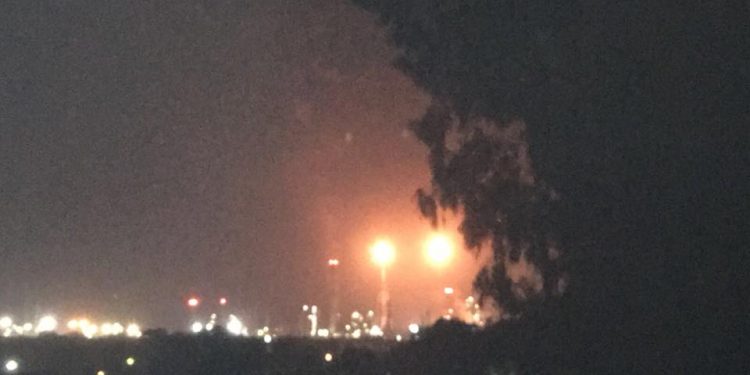 Fiamme alte e fumi neri da ciminiere della Saras