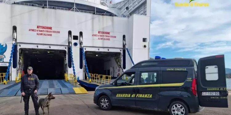 Sbarca a Olbia con un carico di 30 kg di cocaina, arrestato