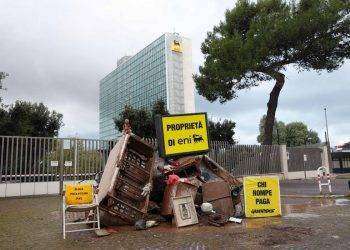 Protesta Greenpeace, fango e rottami davanti alla sede Eni