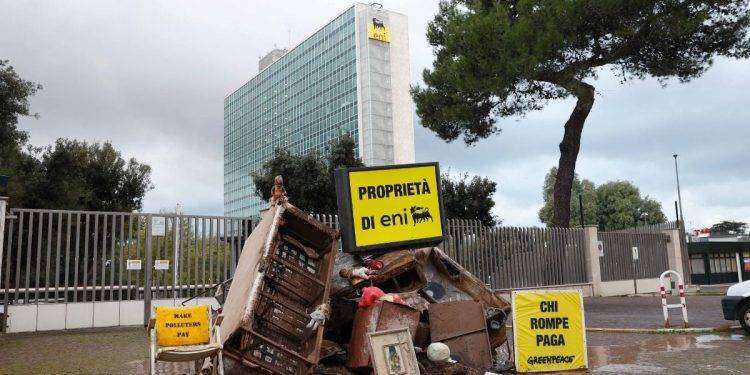 Protesta Greenpeace, fango e rottami davanti alla sede Eni