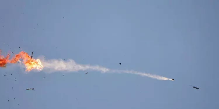 Hezbollah, missili e droni su obiettivo militare a Tel Aviv