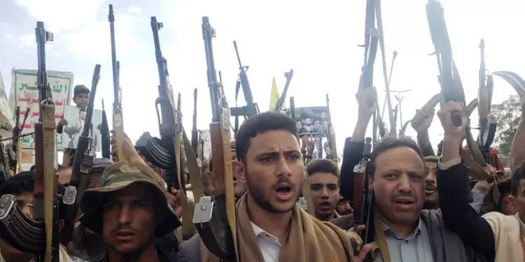 Houthi denunciano 3 raid di Usa e Gb sulla capitale Sanaa