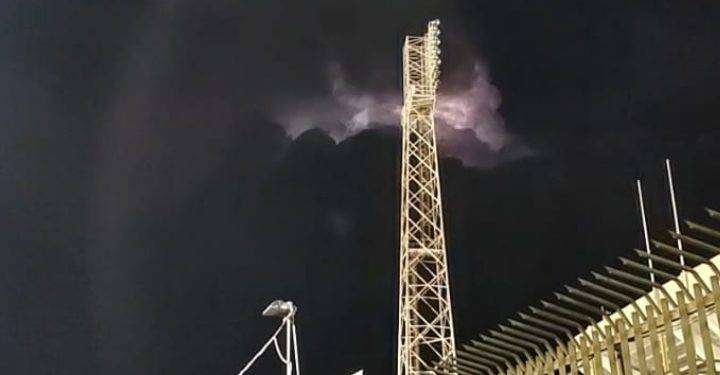 Temporale sul Cagliaritano, lampi sopra l’Unipol Domus